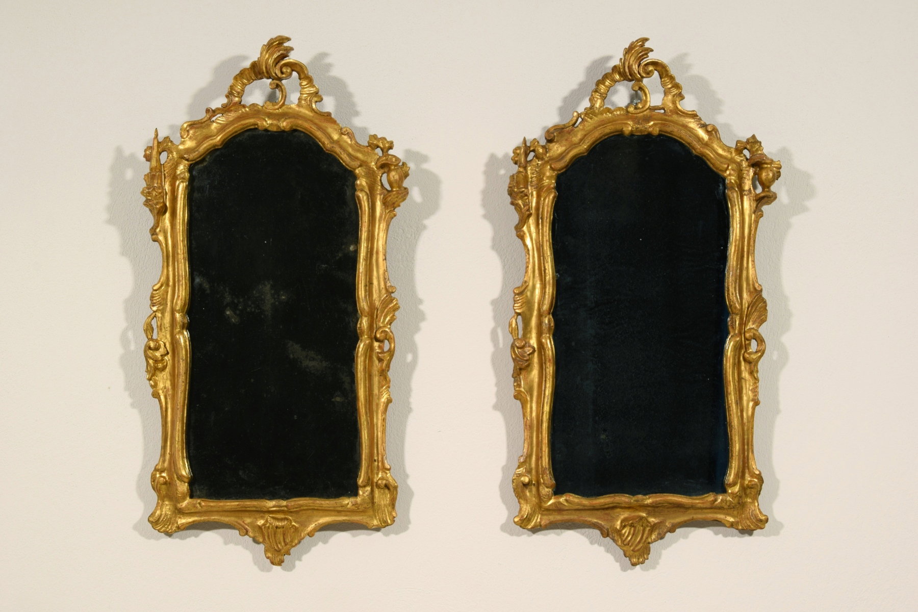Paar geschnitzte und vergoldete Holzspiegel, Venedig, zweite Hälfte 18. Jahrhundert, Ludwig XV